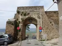 Otricoli, historisches Stadttor in der Via Roma (28.03.2022)