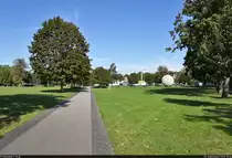 Aschersleben: ein Rundgang durch die �lteste Stadt Sachsen-Anhalts.
Die Herrenbreite ist mit einer Gr��e von etwa 7 ha die gr��te Gr�nfl�che der Stadt. Mit der Umgestaltung f�r die Landesgartenschau 2010 wurde das Gel�nde umz�unt und verlor damit zum Teil seinen park�hnlichen Charakter. Hier finden auch hin und wieder Veranstaltungen wie das traditionelle Gildefest statt (sofern ein Virus nichts dagegen hat). Im Hintergrund baut gerade ein Jahrmarkt auf.

🕓 30.9.2021 | 12:14 Uhr