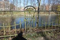 Hamburg am 27.3.2022: der sein Alter zeigende Zaun am Kuhmhlenteich auf der Hohenfelder Seite /