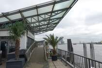 Hamburg am 28.3.2022: etwas sdliches Flair auf dem Oberdeck der Landungsbrcken, /