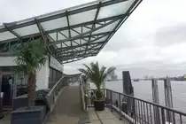 Hamburg am 28.3.2022: etwas s�dliches Flair auf dem Oberdeck der Landungsbr�cken, /