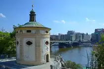 Die runde Kapelle der Heiligen Maria Magdalena wurde 1635 im fr�hbarocken Stil erbaut und befindet direkt an der Moldau. (Prag, September 2012)