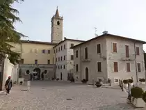 Ascoli Piceno, H�user und Kirchturm der Kathedrale an der Piazza Sant Emidio (29.03.2022)