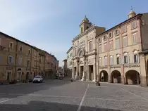 Offida, Collegiata dell Addolorata an der Piazza del Popolo, erbaut im 15. Jahrhundert (29.03.2022)