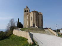 Offida, Pfarrkirche St. Maria della Rocca auf einem Hgel am Ende der Via Roma, erbaut ab 1330 (29.03.2022)