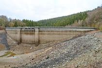 Die Glrtalsperre ist 168 Meter lang und 32 Meter hoch. (Breckerfeld, Februar 2012)