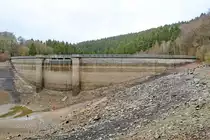 Die Gl�rtalsperre ist 168 Meter lang und 32 Meter hoch. (Breckerfeld, Februar 2012)