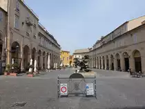 Fermo, historische H�user an der Piazza del Popolo (29.03.2022)