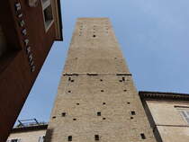 Fermo, Torre Matteucci, erbaut im 12. Jahrhundert (29.03.2022) 