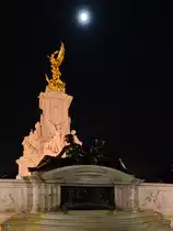 Das Queen Victoria Memorial vor dem Buckingham Palace bei Nacht. (London, September 2013)