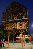 Diese aus 17 Kubikmetern Lrchenholz bestehende Holzrahmenkonstruktion markiert(e) den Standort des historischen Stadttores Aldgate, dem stlich gelegenen Durchlass durch die mittelalterliche Stadtmauer von London. (September 2013)