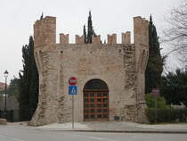 Tolentino, Stadttor Torrione di San Catervo in der Via Nazionale (30.03.2022)