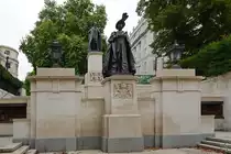 Im Zentrum Londons befinden sich die Denkm�ler f�r K�nig George VI. und seine Gemahlin, K�nigin Elizabeth. (September 2013)