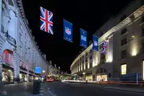 Die Regent Street wurde von 1811 bis 1825 als Teil einer Zeremonienstra�e erbaut und ist heute eine Haupteinkaufsstra�e und Verkehrsader im Londoner West End. (September 2013)