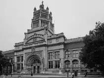Das im Jahr 1852 gegr�ndete Victoria and Albert Museum beherbergt die gr��te Sammlung von Kunstgewerbe und Design der Welt. (London, September 2013)