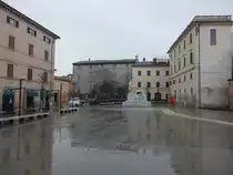 Jesi, Denkmal und Geb�ude an der Piazza Pergolesi (31.03.2022)