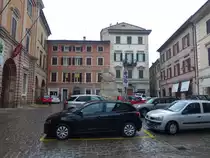 Jesi, H�user an der Piazza Indipendenza (31.03.2022)