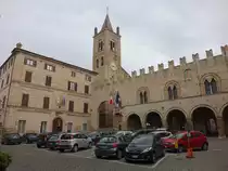 Montecassiano, Rathaus Palazzo dei Priori an der Piazza Giacomo Leopardi (31.03.2022)