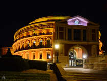 Die 1871 erffnete Royal Albert Hall of Arts and Sciences bei Nacht. (London, September 2013)