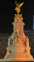 Das Queen Victoria Memorial vor dem Buckingham Palace bei Nacht. (London, September 2013)