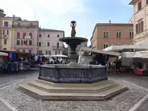 Osimo, historischer Brunnen an der Piazza del Comune (31.03.2022)