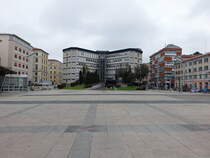 Ancona, Gebude und Skulpturen an der Piazza Stamira (31.03.2022)