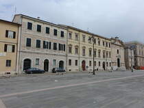 Senigallia, Huser und kleine Kirche an der Piazza Giuseppe Garibaldi (31.03.2022)