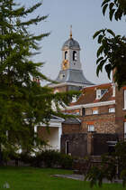Blick  ber den Gartenzaun  auf den Turm am westlichen Eingang zum Kensington-Palast. (London, September 2013)