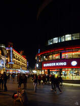 Unterwegs mit dem  Partyvolk  auf dem Leicestersquare in London. (September 2013)