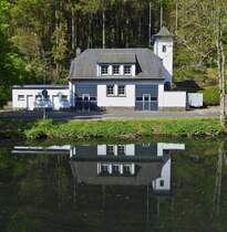 Das Feurwehrgebude der Ortsfeuerwehr Esch Sauer am Ufer der Sauer. 05.2022