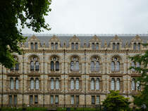 Einer der im romanisch-byzantinischen Stil gestalteten Seitenflgel des Naturhistorischen Museums in London. (September 2013)