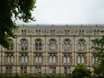 Einer der im romanisch-byzantinischen Stil gestalteten Seitenfl�gel des Naturhistorischen Museums in London. (September 2013)