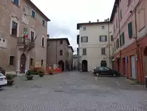 Urbania, Rathaus und H�user am Corso Vittorio Emanuele (01.04.2022)