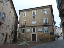 Urbino, Palazzo Comunale an der Via Vittorio Veneto (01.04.2022)
