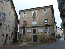 Urbino, Palazzo Comunale an der Via Vittorio Veneto (01.04.2022)