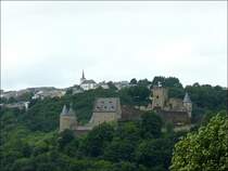 Die Burg Bourscheid einmal aus einer anderen Perspektive mit der Ortschaft Bourscheid im Hintergrund. 06.07.08 (Jeanny)