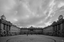 Der zentrale Innenhof des im klassizistischen Stil erbauten Somerset House in London. (Februar 2015)
