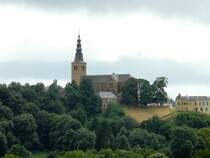 Die Kirche Notre Dame de l'Assomption (1873) von Florenville fotografiert am 28.06.08. Sie wurde w�hrend des 2. Weltkrieges v�llig zerst�rt und 1951 wieder aufgebaut. Oben im Kirchturm befindet sich ein Aussichtspunkt. Da Florenville schon auf 400 m liegt, ist die Aussicht vom Turm phantastisch. An klaren Tagen sieht man bis nach Arlon und sogar bis nach Verdun/Frankreich. (Jeanny) 