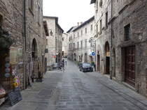 Gubbio, historische Gebude in der Via dei Consoli (01.04.2022)