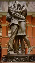 Die 9 Meter hohe und 20 Tonnen schwere Bronzeskulpur  Der Treffpunkt  steht am s�dlichen Ende der oberen Ebene des Bahnhofs St. Pancras in London. (Februar 2015)