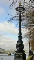 Eine  fischige  Stra�enlaterne an der Themse in London. (Februar 2015)