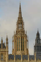 Der  91,44 Meter hohe Central Tower ist der niedrigste der drei Haupttrme des Westminster-Palastes. (London, Februar 2015)