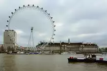 Blick auf das S�dufer der Themse auf das London Eye oder Millennium Wheel genannte Riesenrad und die County Hall in London. (Februar 2015)