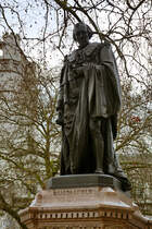 Die Bronzestatue des konservativen britischen Staatsmannes und erfolgreichen Romanschriftstellers Benjamin Disraeli, 1. Earl of Beaconsfield befindet sich am Rande des Parliament Sqare Gardens in London. (Februar 2015)