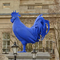 Ein berdimensionierter blauer Hahn auf dem Trafalgar Square in London. (Februar 2015)