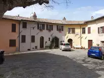 Nocera Umbra, H�user in der Via Tullio Pontani (01.04.2022)