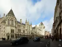 Das Geb�ude der K�nigliche Gerichtsh�fe (Royal Courts of Justice) wurde von 1874 bis 1882 in der Sp�tphase des Gothic Revival erbaut. (London, Februar 2015)