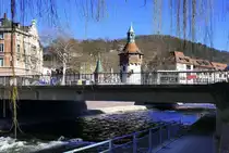 Freiburg, der Greiffeneggring �berquert auf dieser Br�cke die Dreisam, Feb.2022