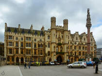 Dieses 1853 im gotischen Stil errichtete Gebude beherbergt heute zahlreiche Brorume. (London, Februar 2015)