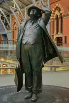 Eine Statue des bedeutenden britischen Dichters Sir John Betjeman befindet sich im Londoner Bahnhof St. Pancras. Durch seine Interventionen konnte der leidenschaftliche Eisenbahnfan diesen und auch viele andere Bauwerke des 19. Jahrhunderts vor dem Abriss retten. (Februar 2015)